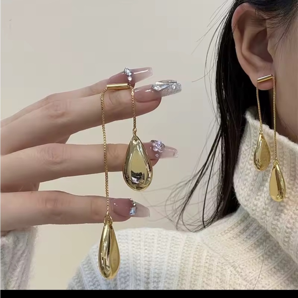 Elegant Gold Teardrop Earrings - Picture 2 of 2